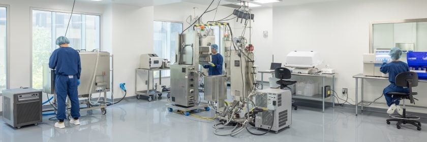 Biotech manufacturing facility using single-use, closed processing technologies