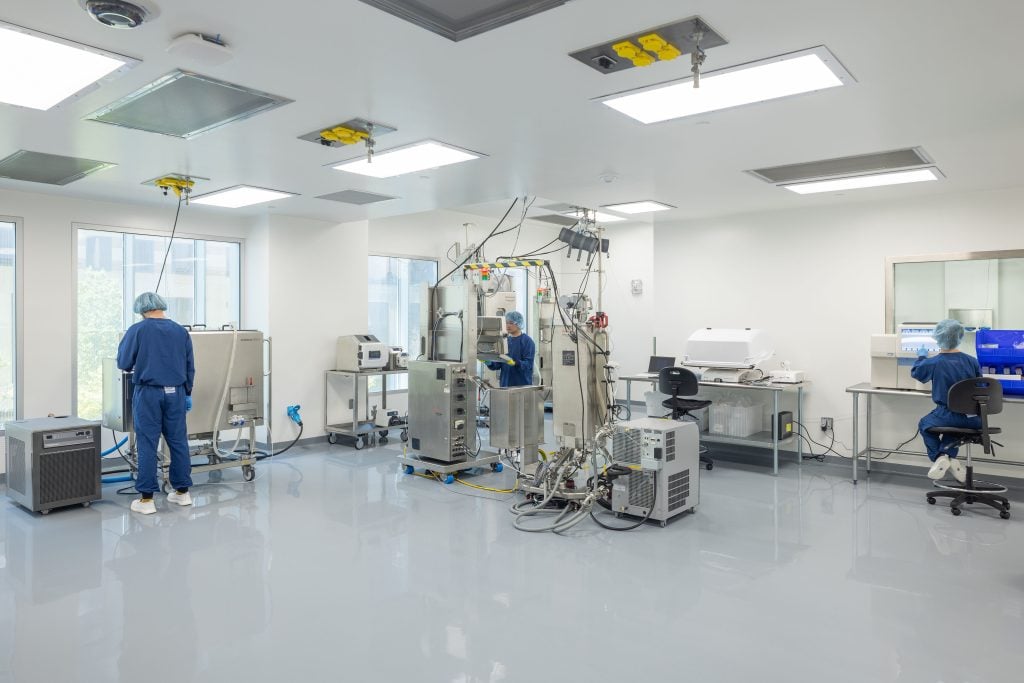 Biotech manufacturing facility using single-use, closed processing technologies